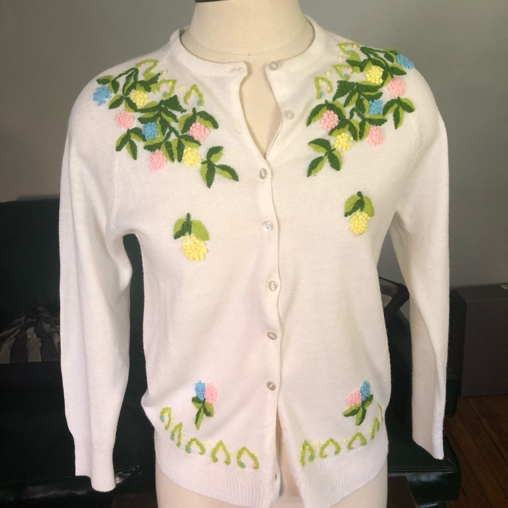 Vintage cardigan with flower embroidery